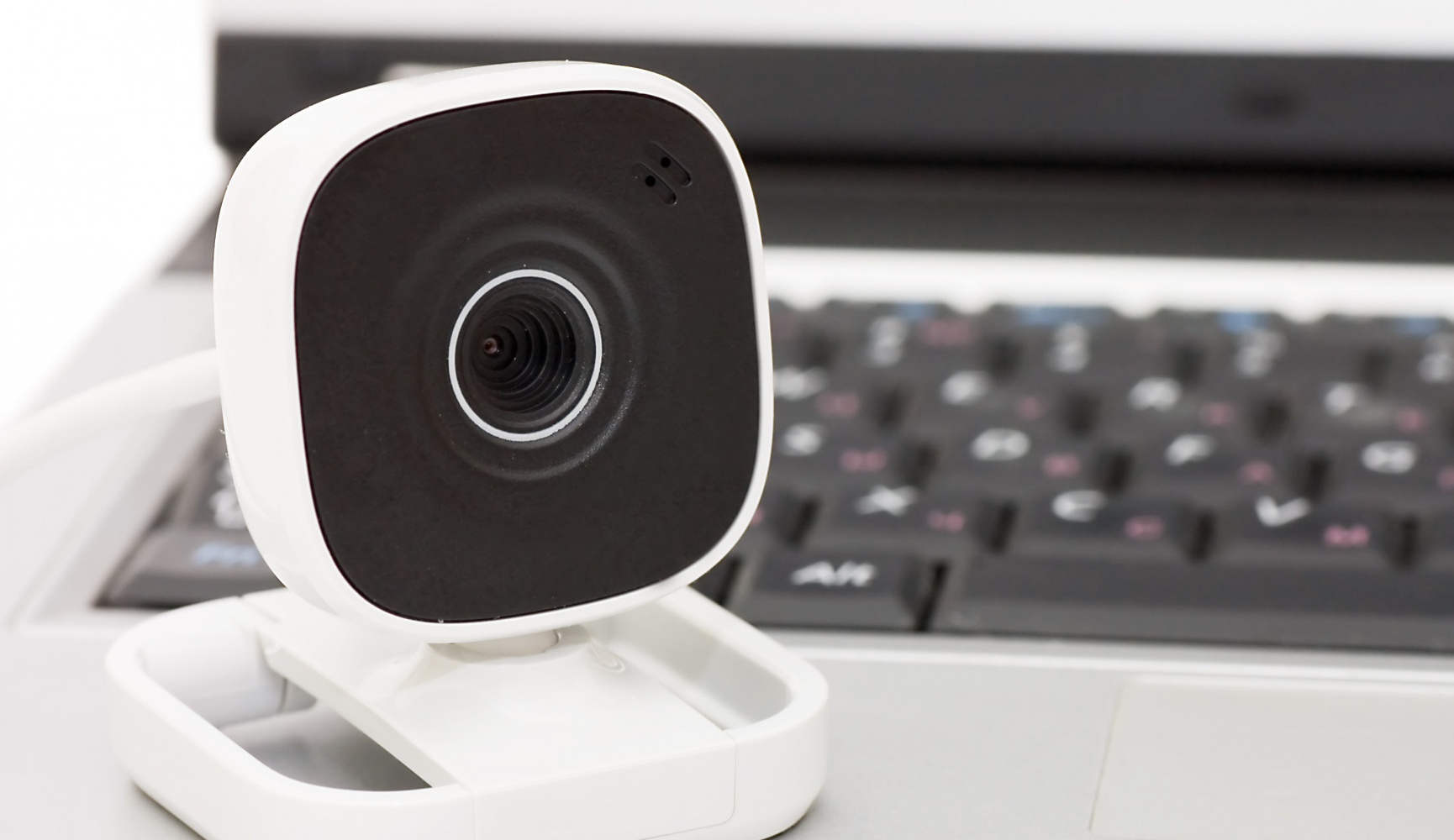 Көзілдірік киген аққұбаның сантехниктің сиқығанын көрсететін онлайн порноның толық нұсқасы.