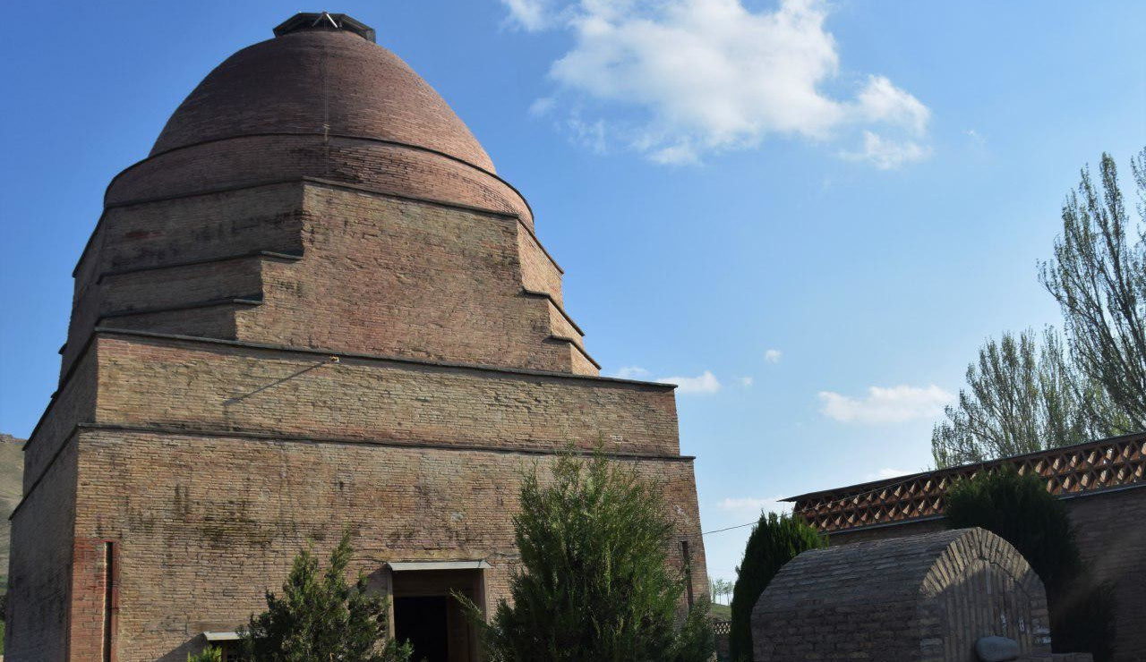 Анна Семенович стриптиз орындайды