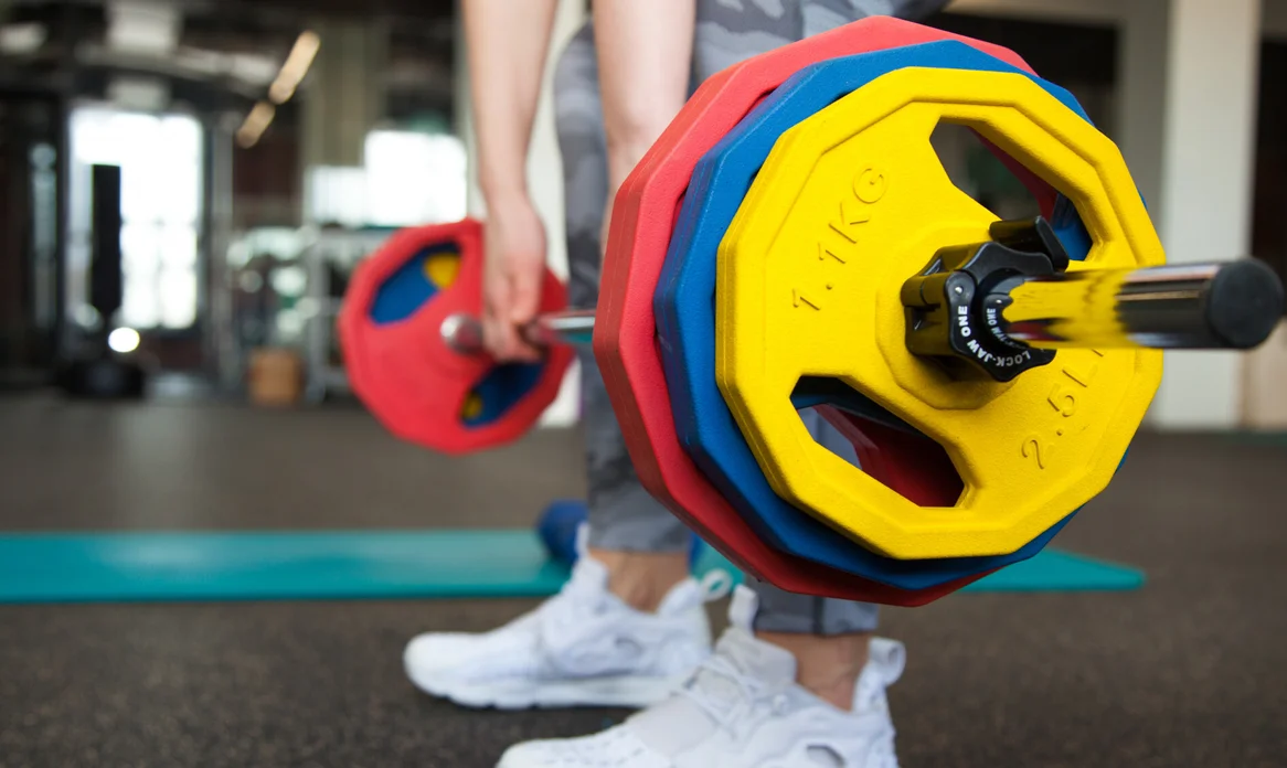 Ол поштаны әкеліп, сорды