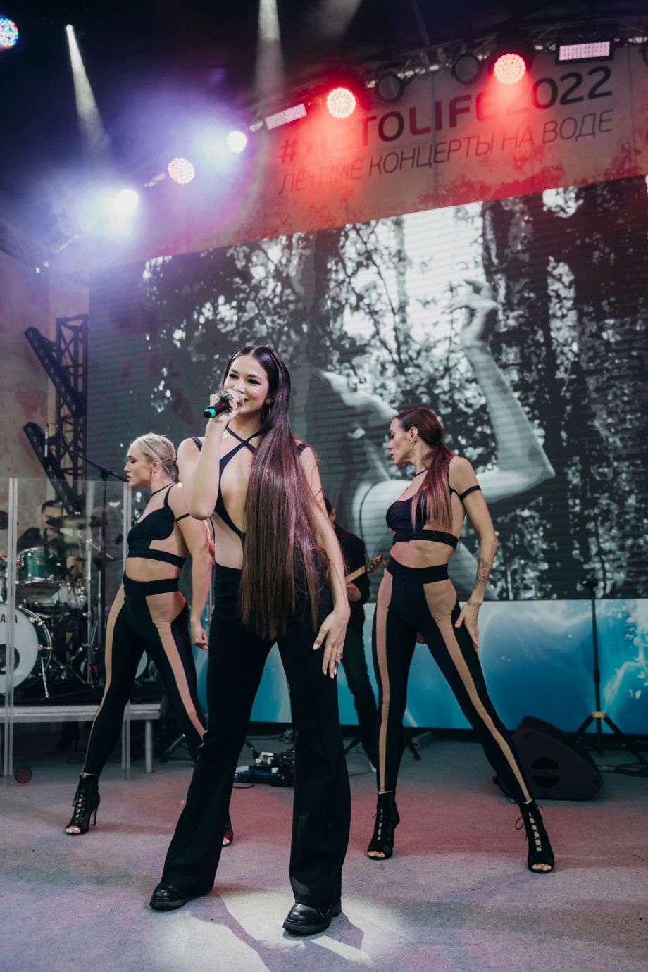 A Studio тобының жалаңаш әншісі Кэти Топурия