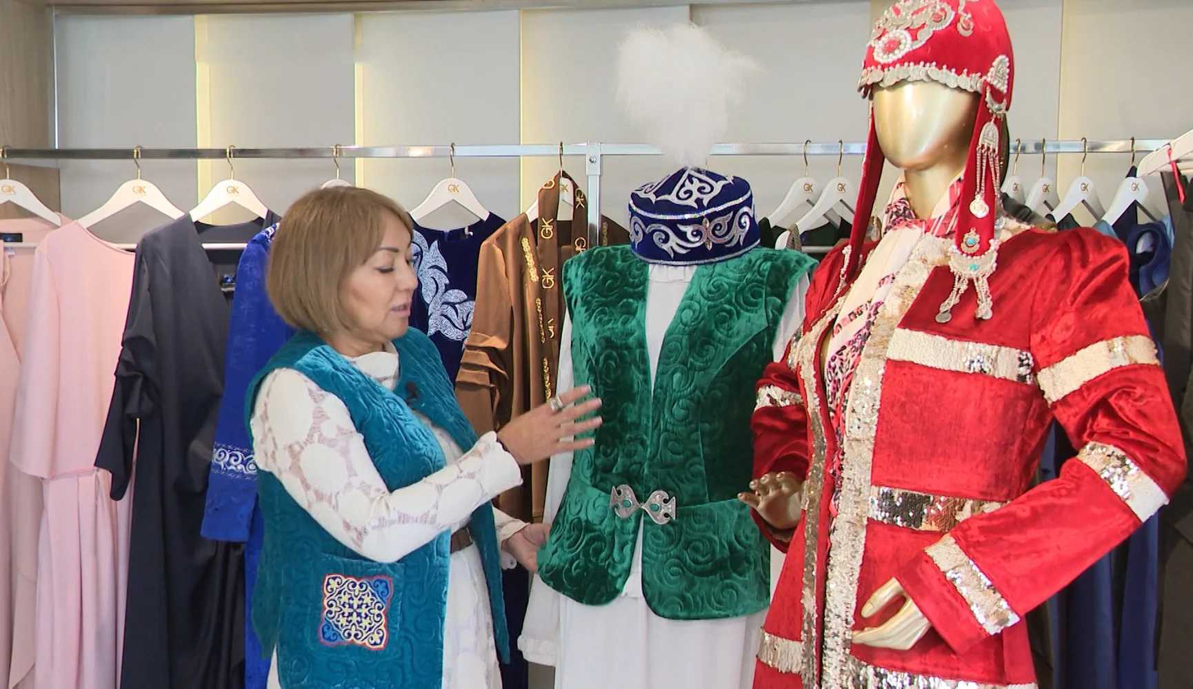 жиналыста үстел астындағы минет