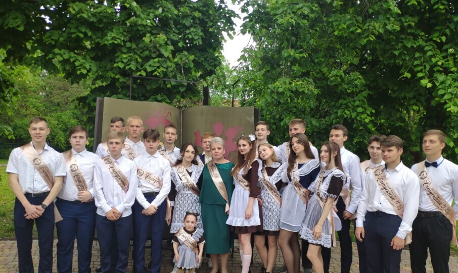 маленькие девочки трогают  Только представьте, что вы идете по улице, а вам навстречу несется табун  лошадей»: как живет самая маленькая девушка России? | МТРК «Мир