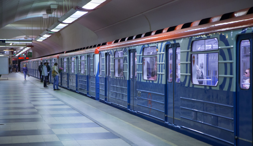 дождливой ночью у метро Количество пересадок на фиолетовой ветке московского метро вырастет до 9 |  МТРК «Мир»