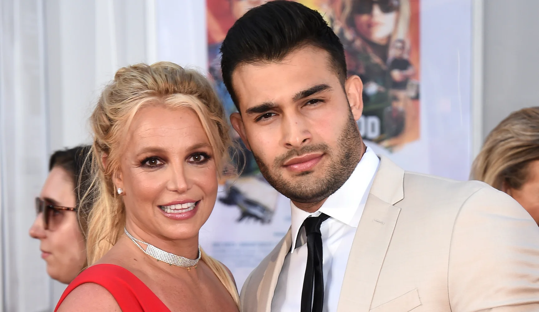 Ayollar jinsiy olatni poyabzal bilan maydalashadi