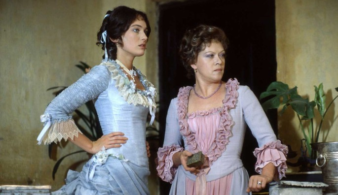 Бойжеткен жасырын камераға сантехник ер адамды азғырып жатыр.