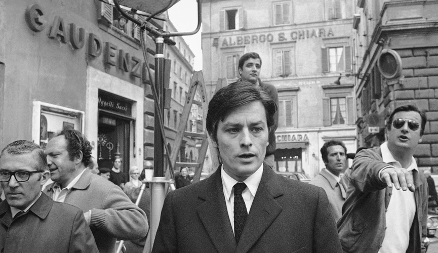 Классикалық ер адам үстіндегі секс фотосуреті