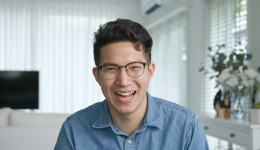 Азиат в белой футболке. For asian man. For asian man. Азиат с закрытыми глазами. Азиаты улыбаются мужчины.